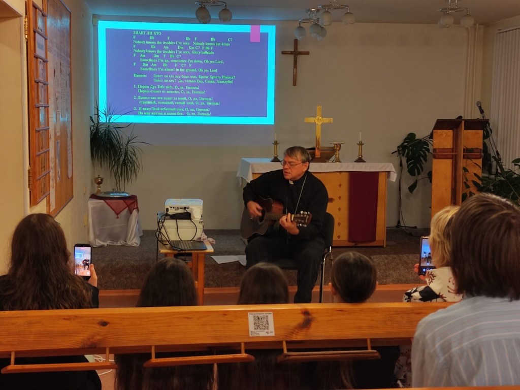 ✝️ On October 26, Lutheran pastor Leif Camp preached in Vologda. They sang Christian hymns 📖 and interacted with the&nbsp;congregation.🙏